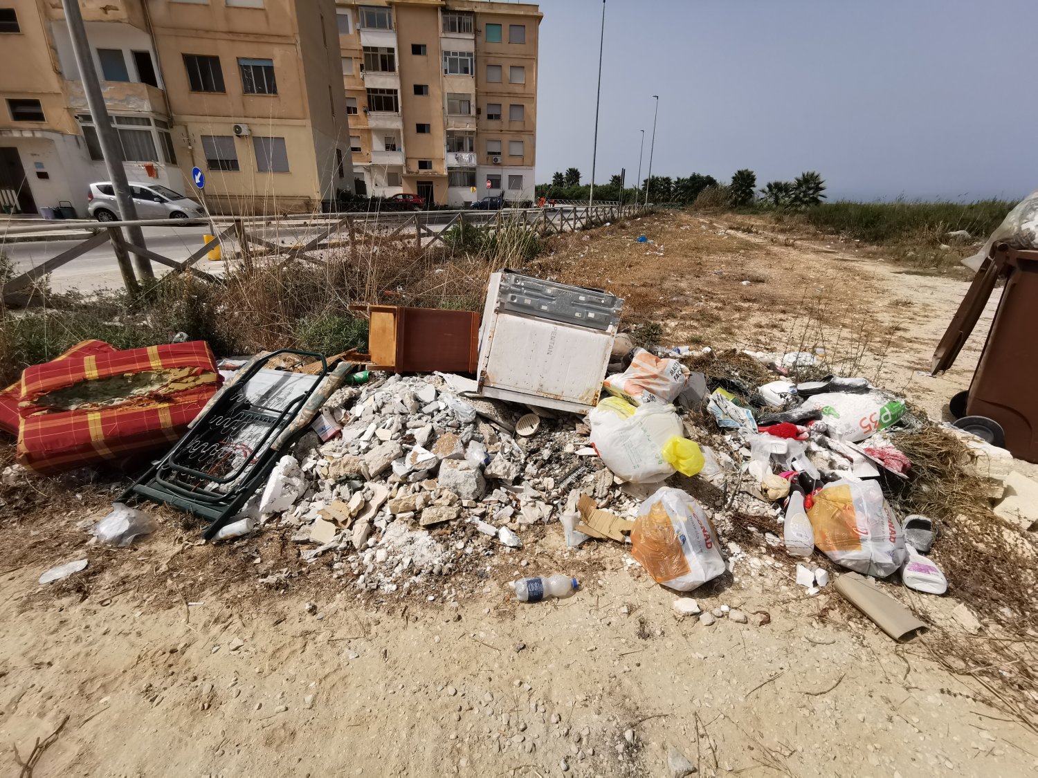 https://www.tp24.it/immagini_articoli/27-08-2026/1787840174-0-marsala-cumuli-di-rifiuti-a-salinella-e-a-terrenove-nella-strada-per-i-lidi.jpg