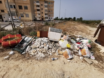 https://www.tp24.it/immagini_articoli/27-08-2026/marsala-cumuli-di-rifiuti-a-salinella-e-a-terrenove-nella-strada-per-i-lidi-250.jpg