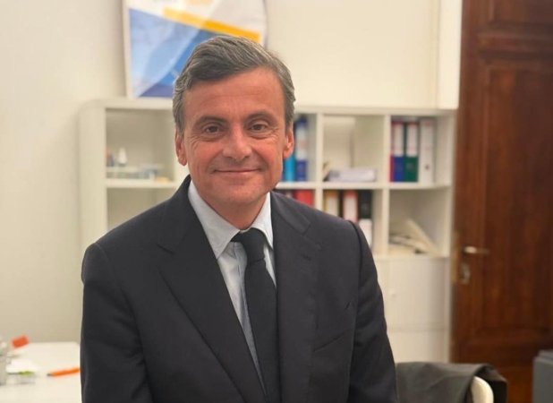 https://www.tp24.it/immagini_articoli/27-09-2026/1790529843-0-calenda-bloccato-in-sicilia-per-tre-giorni-amo-questa-terra-lo-stato-la-amministri-per-30-anni.jpg