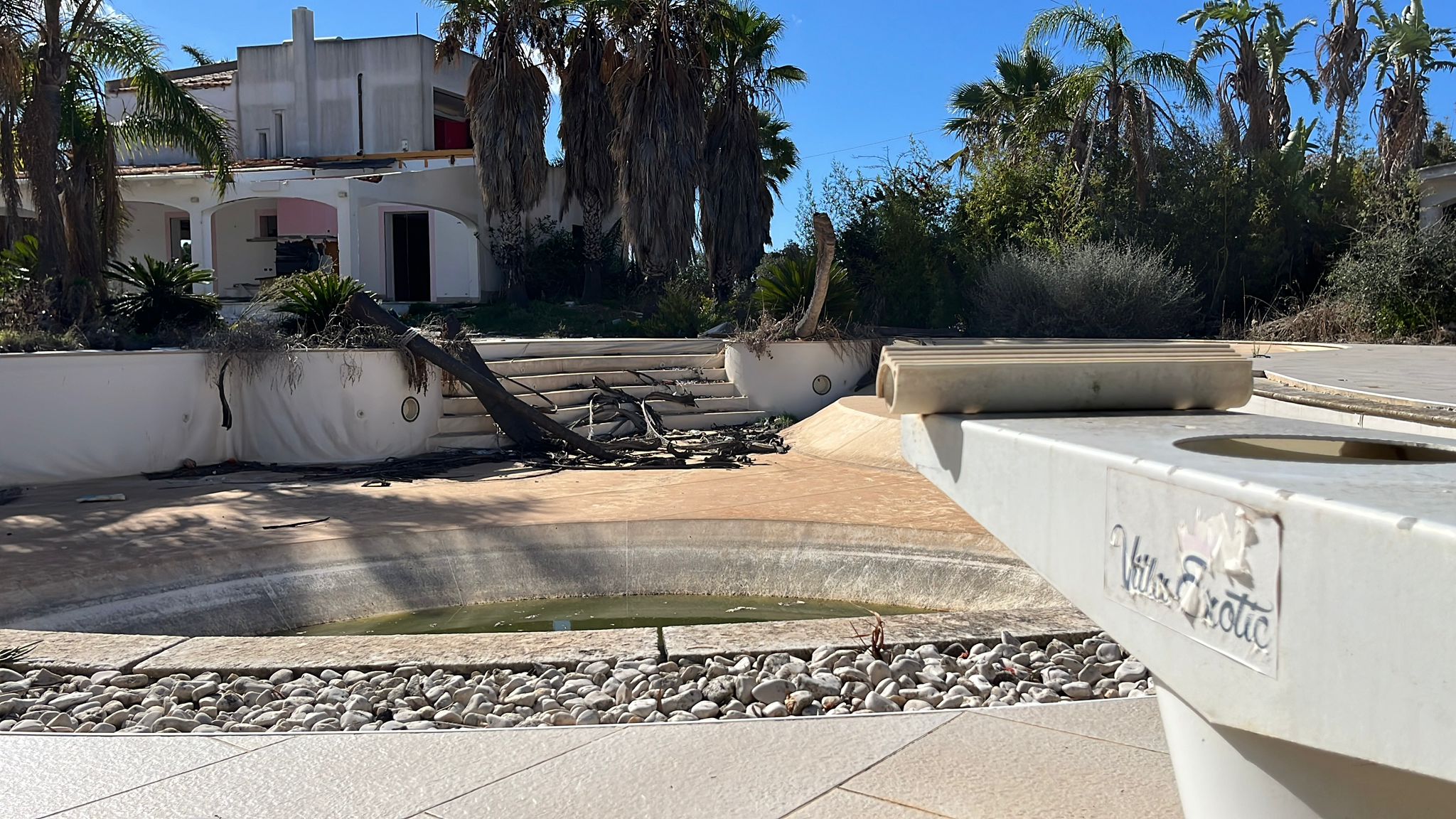 Cartolina da Marsala: Villa Exotic, il sogno infranto tra le erbacce e i rifiuti