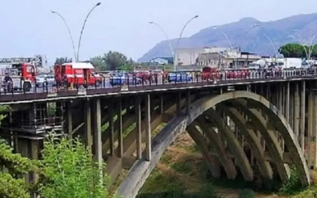 https://www.tp24.it/immagini_articoli/27-12-2025/1766844745-0-tragedia-al-ponte-corleone-41enne-si-lancia-nel-vuoto.png