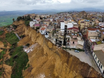 https://www.tp24.it/immagini_articoli/28-01-2026/landslide-emergency-in-niscemi-sicily-entire-hill-collapsing-towards-the-gela-plain-250.jpg