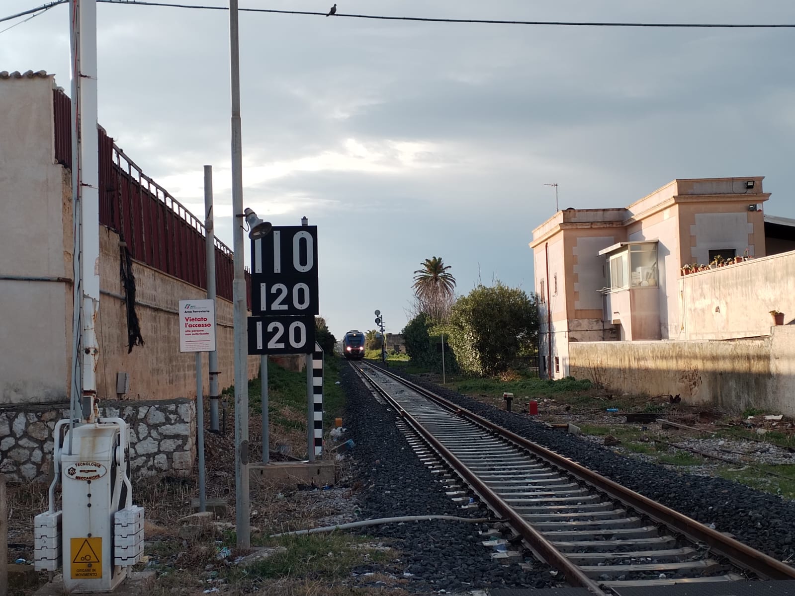 https://www.tp24.it/immagini_articoli/28-03-2025/1743147504-0-a-marsala-i-treni-viaggiano-a-vista-sbarre-alzate-e-locomotiva-ferma-in-attesa-della-chiusura.jpg