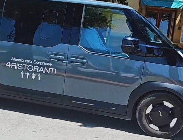 https://www.tp24.it/immagini_articoli/28-05-2026/1779963638-0-alessandro-borghese-a-mazara-per-il-suo-4-ristoranti.jpg