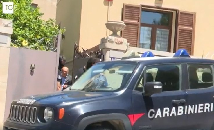 https://www.tp24.it/immagini_articoli/28-06-2026/1782637757-0-un-quadro-firmato-dal-fratello-di-messina-denaro-nella-villa-dell-ex-primario-burrafato.jpg