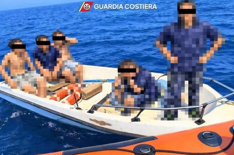 https://www.tp24.it/immagini_articoli/28-06-2026/1782660402-0-trapani-in-balia-delle-onde-con-una-imbarcazione-a-remi-salvati-cinque-ragazzini.jpg