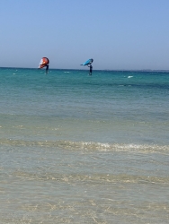 https://www.tp24.it/immagini_articoli/28-06-2026/marsala-vola-nel-mare-di-san-teodoro-con-il-surf-foil-ma-troppo-vicino-ai-bagnanti-250.jpg