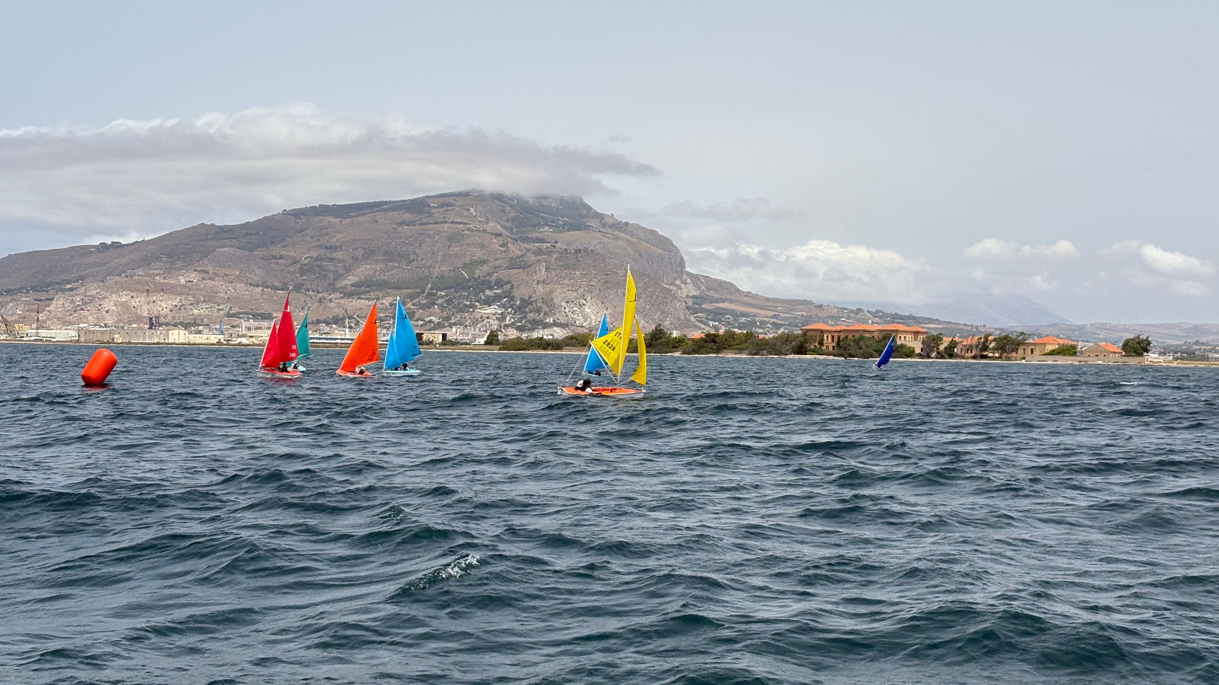 https://www.tp24.it/immagini_articoli/28-07-2025/1753708277-0-trapani-due-giorni-di-vela-e-inclusione-per-la-iv-prova-del-campionato-zonale-hansa-303.jpg