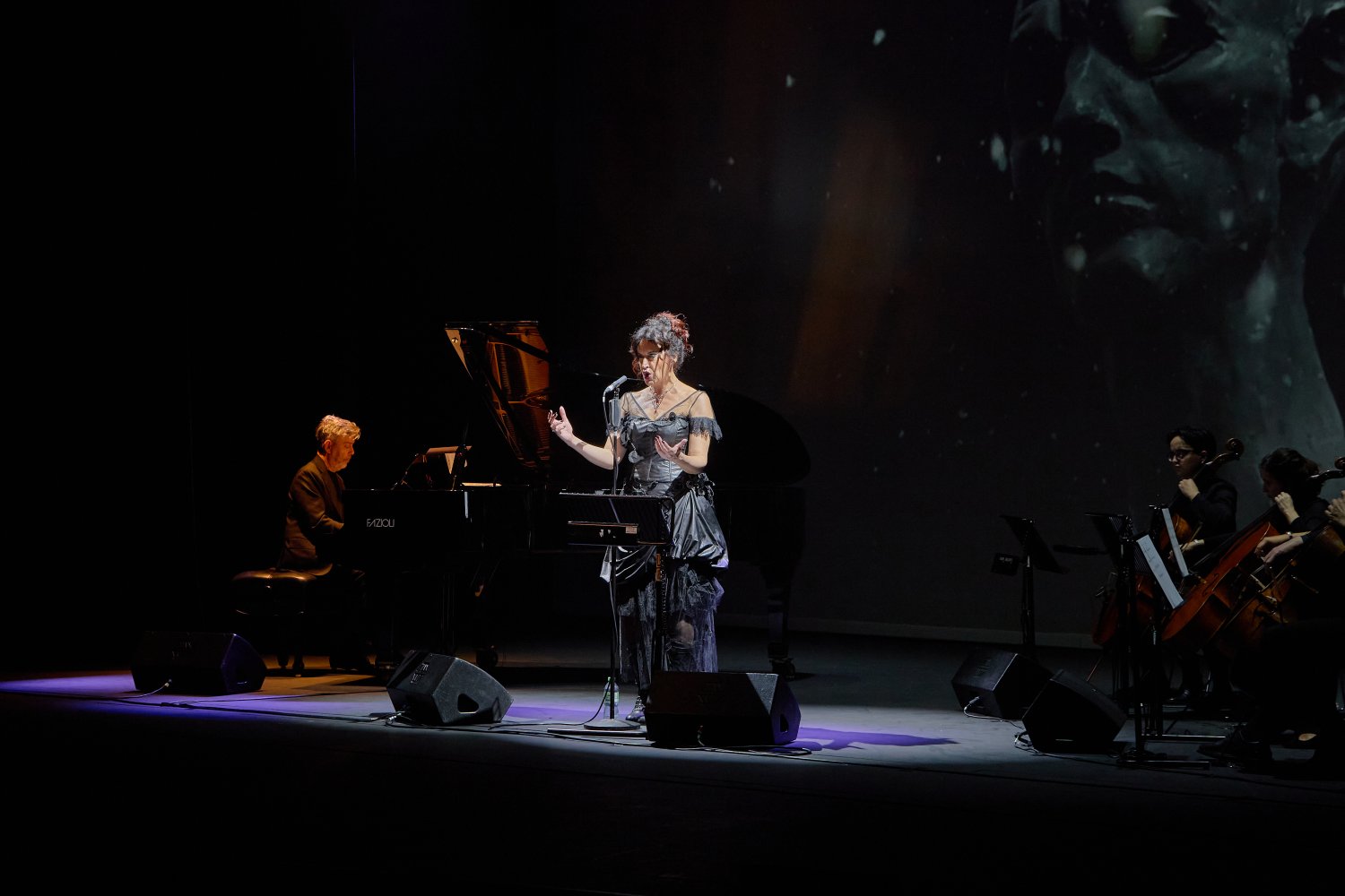 https://www.tp24.it/immagini_articoli/28-07-2026/1785230874-0-segesta-luciana-di-bella-porta-lullaby-tra-lirica-rock-e-memoria.jpg