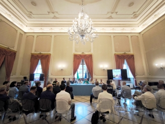 https://www.tp24.it/immagini_articoli/28-07-2026/caldo-estremo-vertice-in-prefettura-piu-controlli-e-prevenzione-per-i-lavoratori-250.jpg