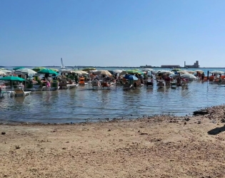 https://www.tp24.it/immagini_articoli/28-08-2026/marsala-a-san-teodoro-lettini-e-ombrelloni-sempre-in-mare-e-il-parcheggio-su-area-archeologica-250.jpg