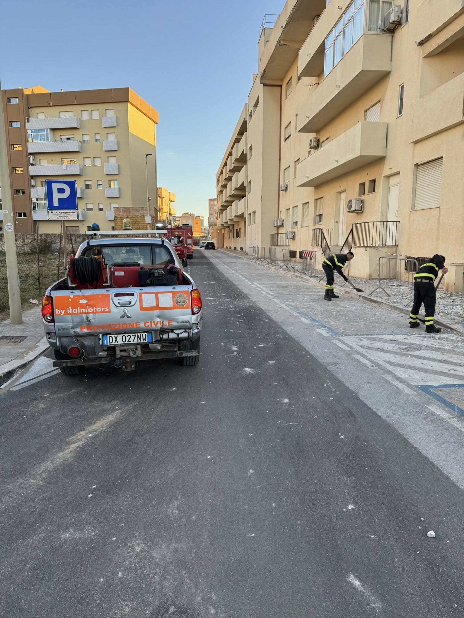 https://www.tp24.it/immagini_articoli/28-09-2025/1759044296-0-erice-cadono-calcinacci-da-un-palazzo-interviene-la-protezione-civile.jpg