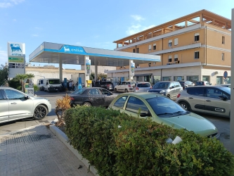 https://www.tp24.it/immagini_articoli/28-09-2026/caro-carburanti-a-marsala-assalto-e-lunga-coda-di-auto-all-ex-distributore-motel-agip-250.jpg