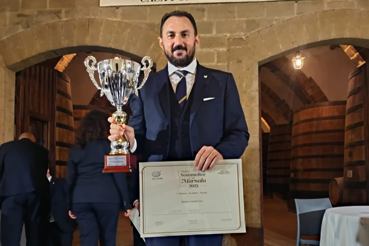 https://www.tp24.it/immagini_articoli/28-10-2025/1761646572-0-ignazio-perez-e-il-miglior-sommelier-del-marsala-2025.jpg