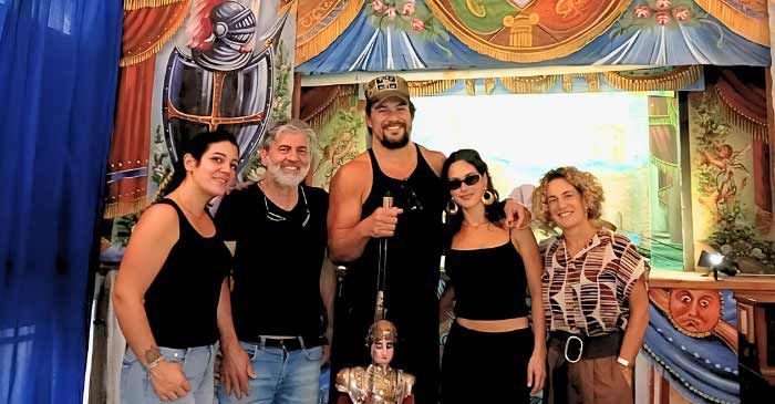 https://www.tp24.it/immagini_articoli/28-10-2025/1761654064-0-jason-momoa-a-palermo-incantato-dall-opera-dei-pupi-di-franco-cuticchio.jpg