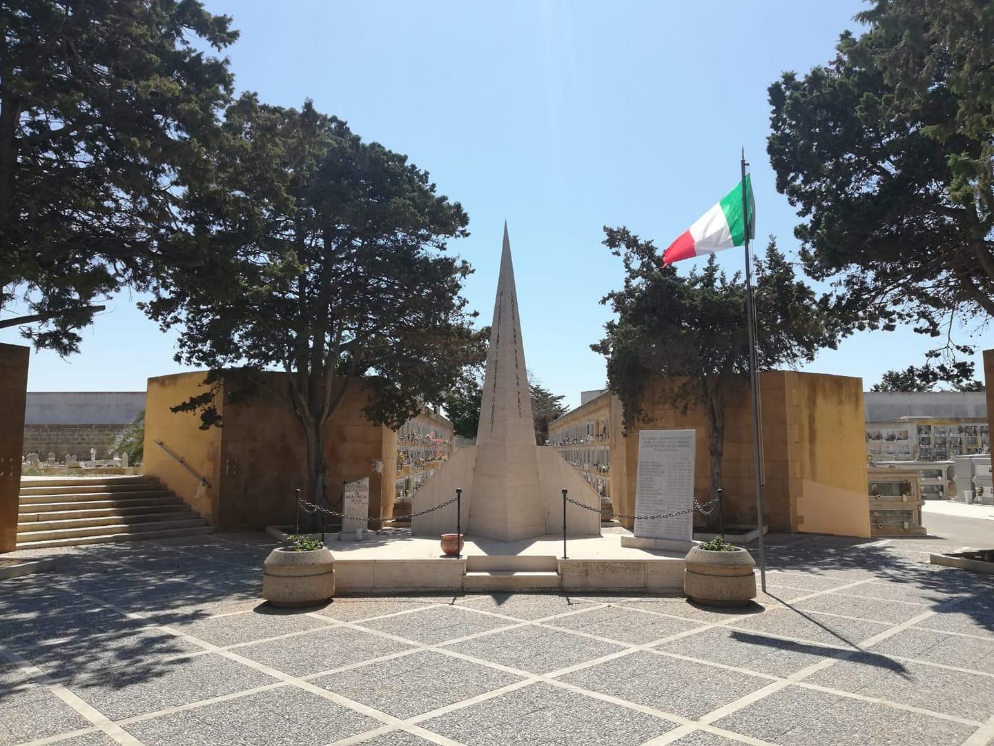 https://www.tp24.it/immagini_articoli/28-10-2025/1761682749-0-cimitero-di-petrosino-ecco-gli-orari-per-la-commemorazione-dei-defunti.jpg