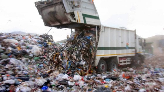 https://www.tp24.it/immagini_articoli/28-11-2025/1764328937-0-rifiuti-dalla-regione-meno-ai-comuni-virtuosi-e-di-piu-a-quelli-che-hanno-costi-extra.jpg