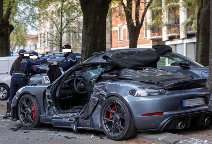 https://www.tp24.it/immagini_articoli/29-03-2026/1774792129-0-porsche-si-schianta-contro-auto-in-sosta-morto-un-21enne-ferite-due-ragazze.jpg