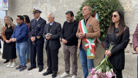 https://www.tp24.it/immagini_articoli/29-04-2026/naufragio-espresso-36-anni-dopo-trapani-ricorda-le-vittime-nel-cimitero-del-mare-250.jpg