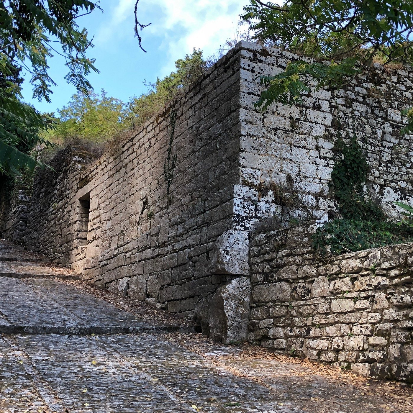 https://www.tp24.it/immagini_articoli/29-05-2026/1780047042-0-fibra-ottica-a-erice-pubblicata-una-nuova-ordinanza-chiarito-il-nodo-sui-divieti-di-transito.jpg