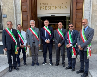 https://www.tp24.it/immagini_articoli/29-05-2026/isole-minori-incontro-alla-regione-sui-collegamenti-marittimi-e-aerei-250.jpg