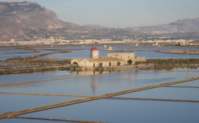 https://www.tp24.it/immagini_articoli/29-05-2026/saline-nasce-il-fronte-del-no-al-mab-unesco-state-ipotecando-il-territorio-250.jpg