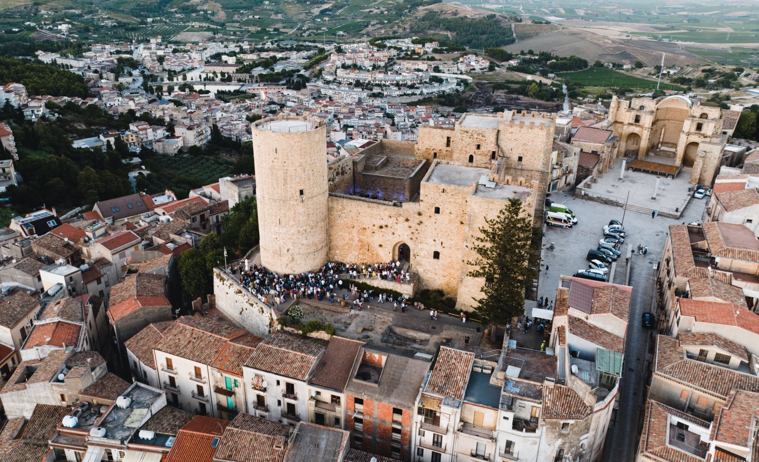 https://www.tp24.it/immagini_articoli/29-06-2026/1782725948-0-torna-calici-di-stelle-di-colomba-bianca-l-11-agosto-al-castello-di-salemi-con-una-formula-inedita.jpg