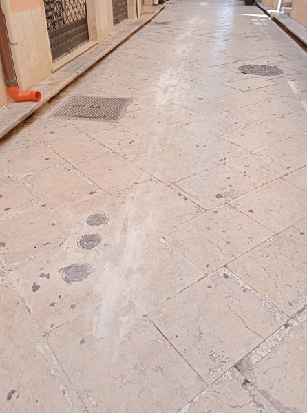 https://www.tp24.it/immagini_articoli/29-06-2026/1782769854-0-marsala-via-xi-maggio-e-piazza-della-repubblica-scivolose-dopo-la-perdita-d-olio-e.jpg