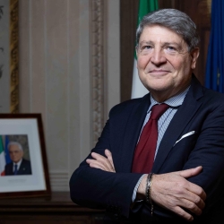 https://www.tp24.it/immagini_articoli/29-06-2026/il-caso-valenti-il-prefetto-che-scuote-la-politica-a-trapani-250.jpg