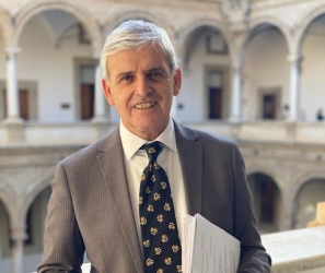 https://www.tp24.it/immagini_articoli/29-06-2026/siciliacque-pellegrino-fi-difende-schifani-250.jpg