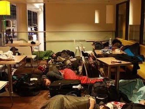 https://www.tp24.it/immagini_articoli/29-07-2026/1785341936-0-ryanair-viaggi-da-incubo-150-passeggeri-bloccati-per-18-ore.jpg