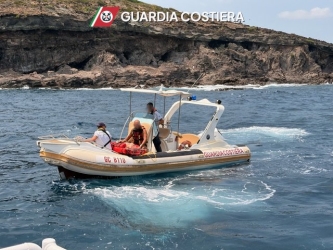 https://www.tp24.it/immagini_articoli/29-07-2026/pantelleria-cade-sugli-scogli-e-resta-bloccato-tra-le-onde-salvato-dalla-guardia-costiera-250.jpg
