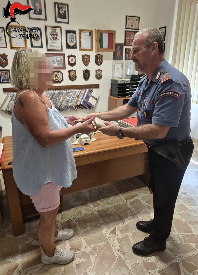 https://www.tp24.it/immagini_articoli/29-08-2026/1787999966-0-castelvetrano-trova-un-portafoglio-con-500-euro-e-lo-porta-ai-carabinieri.jpg
