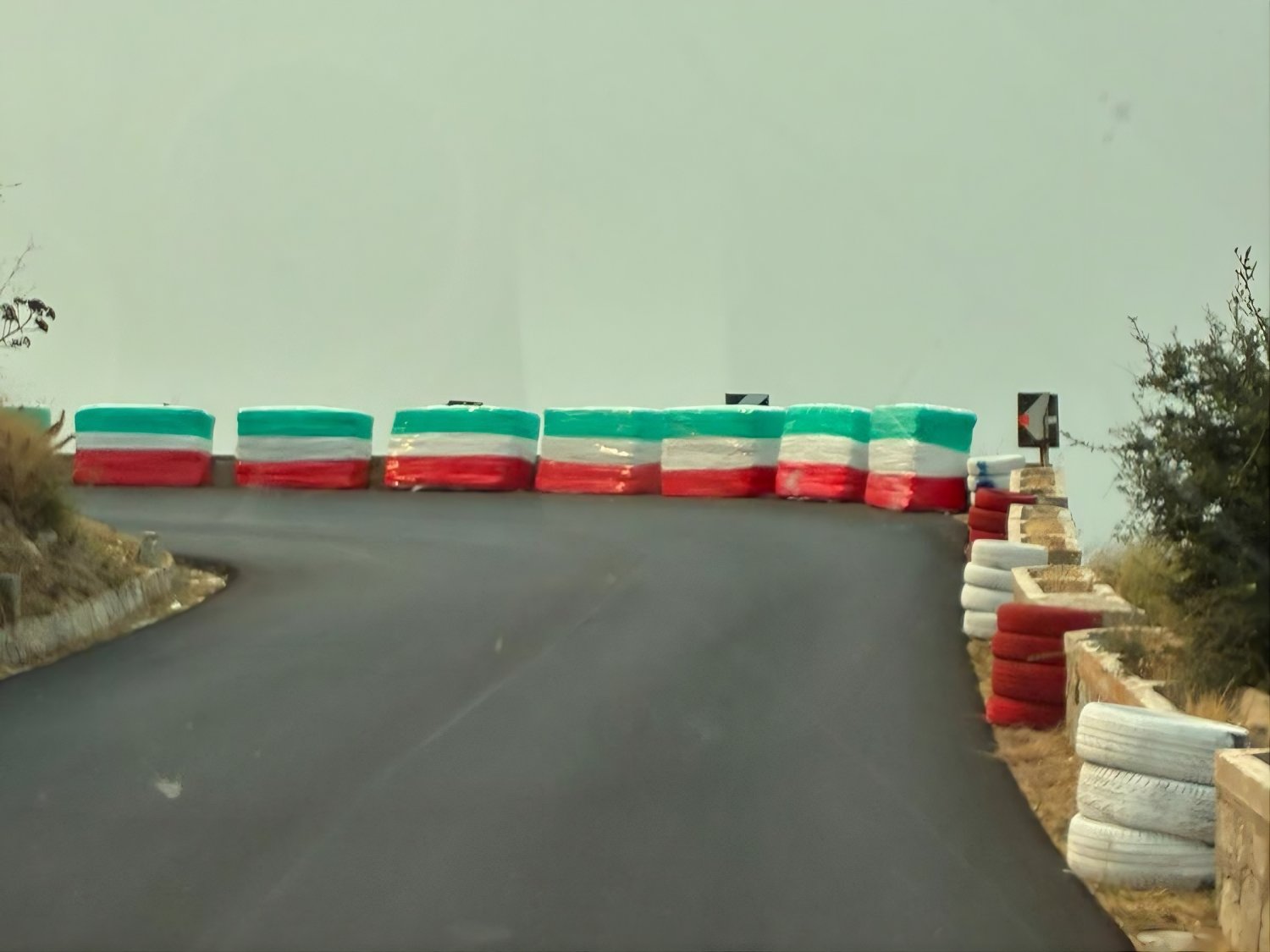https://www.tp24.it/immagini_articoli/29-08-2026/1788005636-0-monte-erice-scritte-sui-muretti-appena-rifatti-l-autombil-club-rispettare-strada-e-sicurezza.jpg