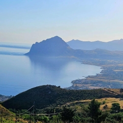 https://www.tp24.it/immagini_articoli/29-08-2026/custonaci-presunto-camping-abusivo-vicino-alla-riserva-di-monte-cofano-undici-indagati-250.jpg