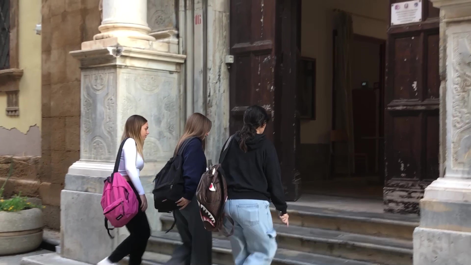 https://www.tp24.it/immagini_articoli/29-09-2025/1759178193-0-scuola-vecchi-problemi-nuovi-divieti-e-la-voce-degli-studenti-di-trapani.jpg