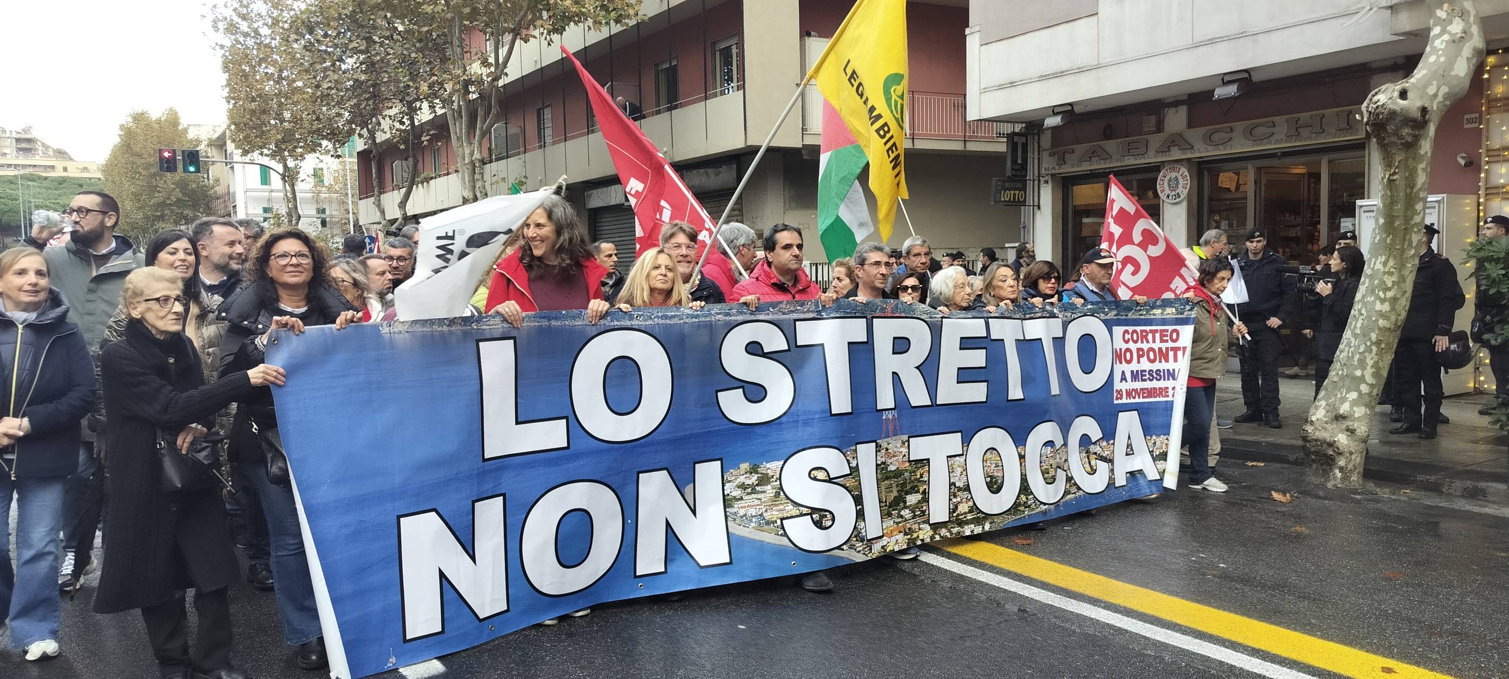 https://www.tp24.it/immagini_articoli/29-11-2025/1764436622-0-in-sicilia-in-migliaia-hanno-protestato-contro-il-ponte-sullo-stretto-di-messina.jpg