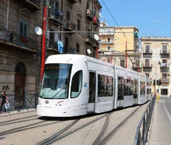 https://www.tp24.it/immagini_articoli/29-12-2025/1767009811-0-uomo-armato-di-coltello-sale-sul-tram-e-tenta-di-aggredire-una-donna-incinta.png