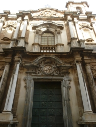 https://www.tp24.it/immagini_articoli/29-12-2025/trapani-crolla-intonaco-dal-tetto-della-chiesa-di-santa-maria-dell-itria-250.jpg