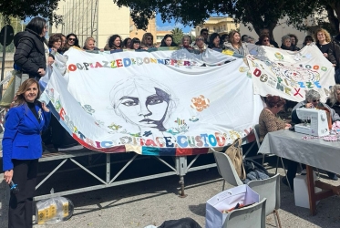 https://www.tp24.it/immagini_articoli/30-03-2026/erice-a-piazza-pertini-il-tappeto-di-pace-cittadini-e-associazioni-insieme-per-dire-no-alla-guerra-250.jpg