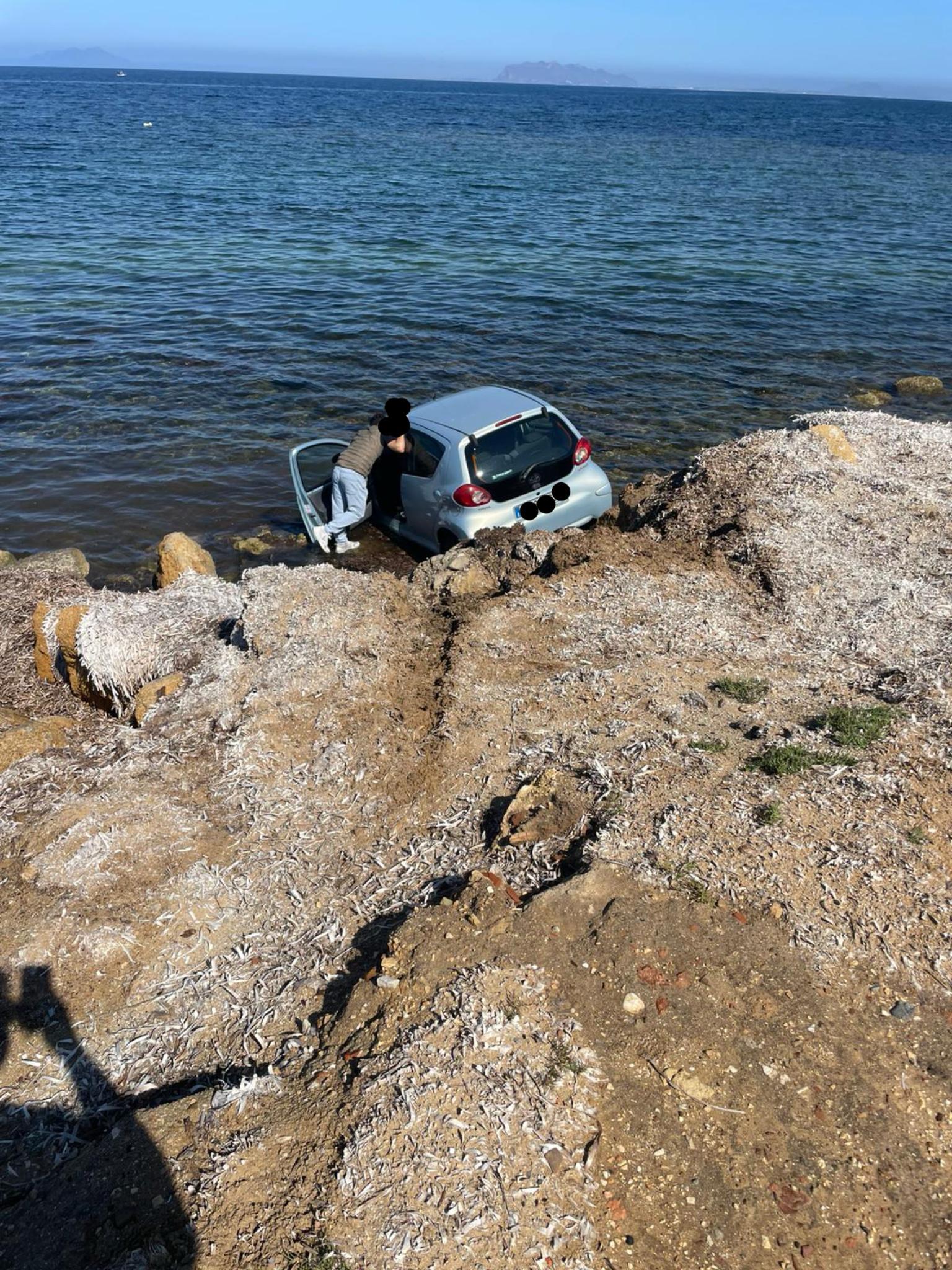 https://www.tp24.it/immagini_articoli/30-04-2025/1746002311-0-una-signora-e-finita-con-l-auto-a-mare-a-capo-boeo.jpg