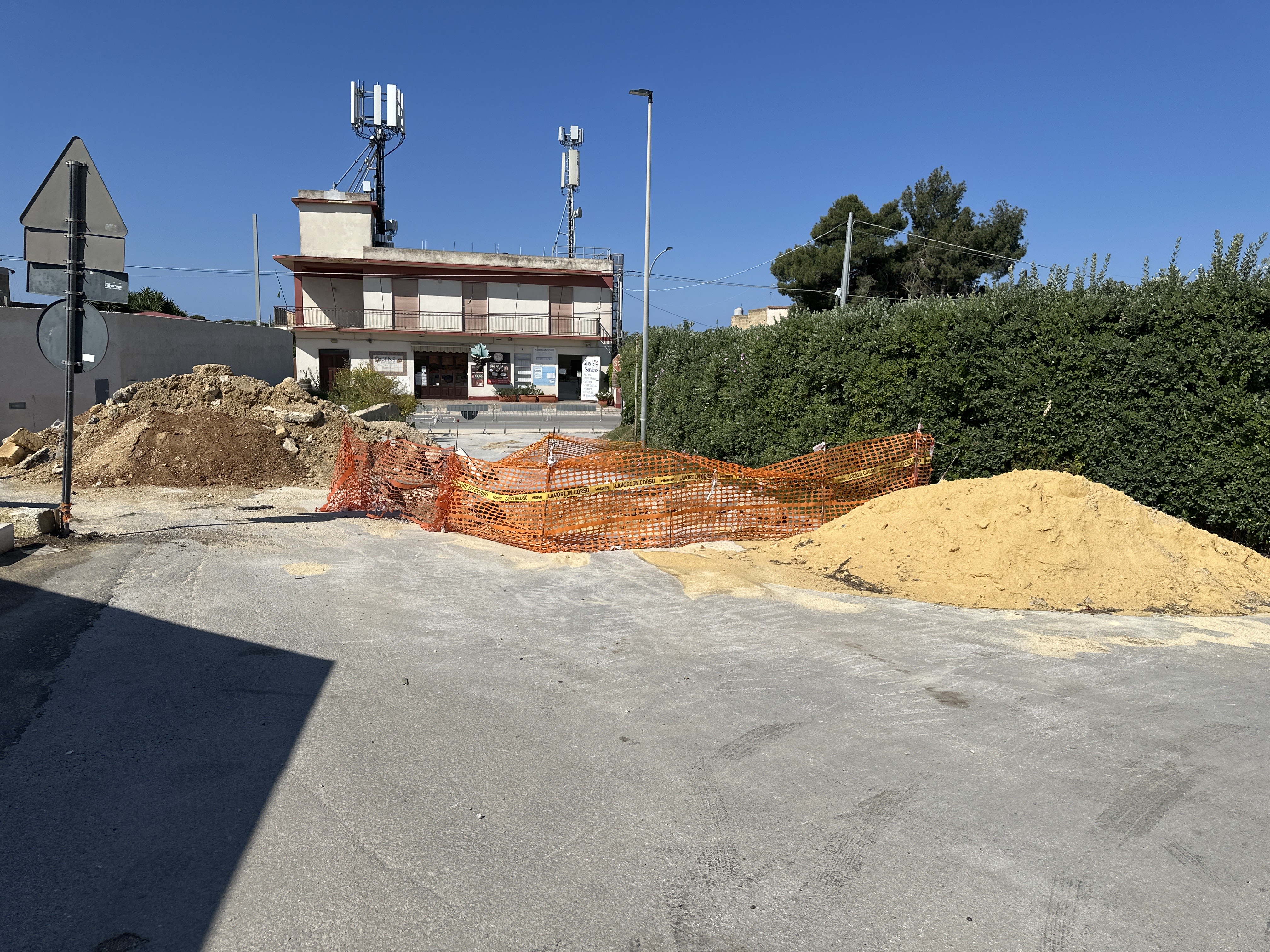 https://www.tp24.it/immagini_articoli/30-04-2025/1746035069-0-marsala-la-strada-di-contrada-cozzaro-ancora-chiusa-e-una-vergogna-nessuno-interviene.jpg