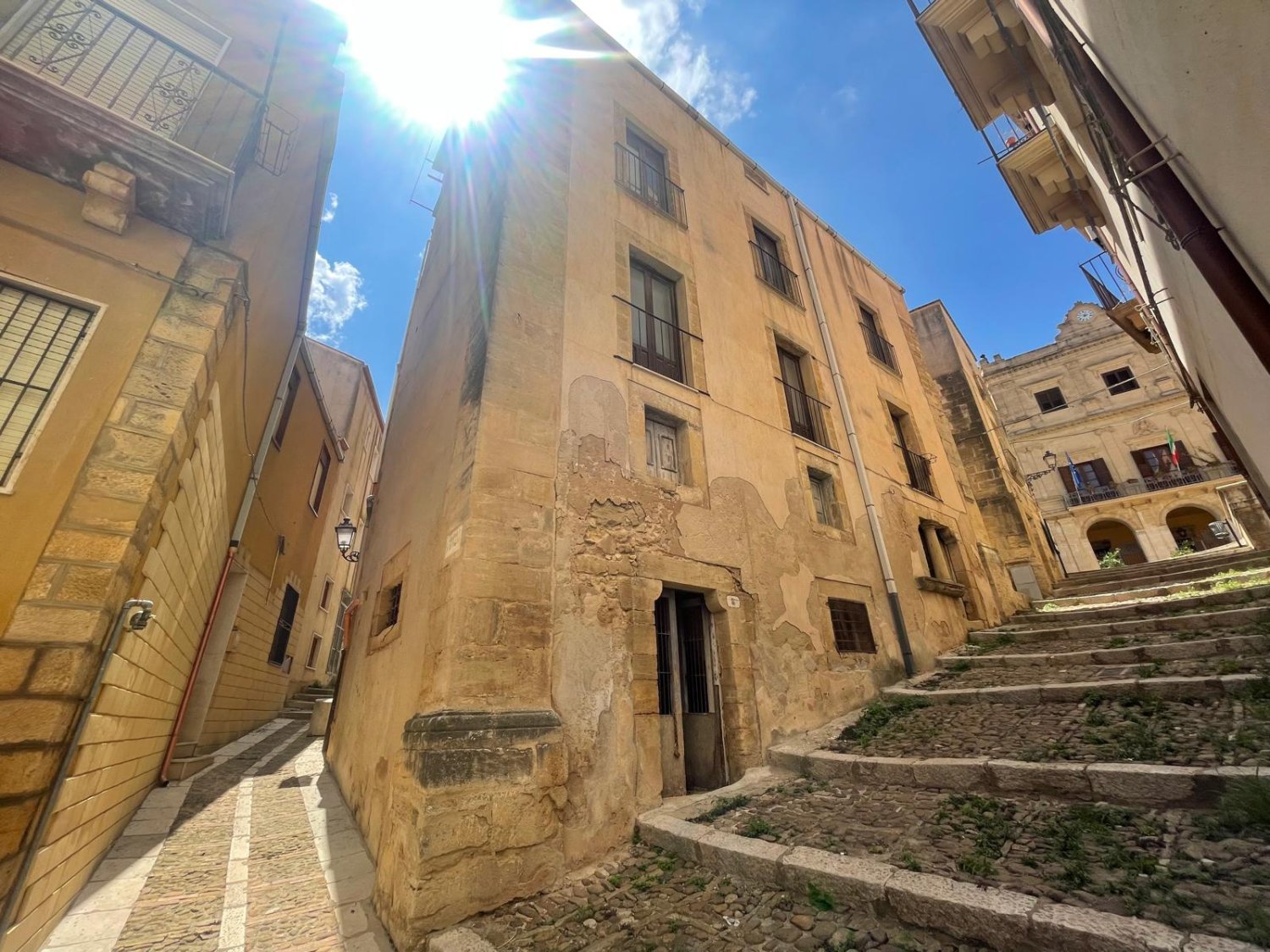 https://www.tp24.it/immagini_articoli/30-04-2026/1777568125-0-a-salemi-una-comunita-internazionale-sta-ridisegnando-il-futuro-di-un-borgo-siciliano.jpg