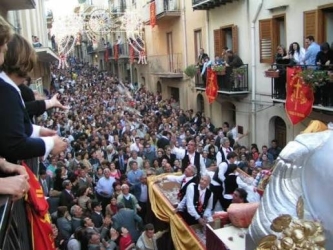 https://www.tp24.it/immagini_articoli/30-06-2026/calatafimi-e-la-festa-del-crocefisso-organizzazione-da-rivedere-250.jpg