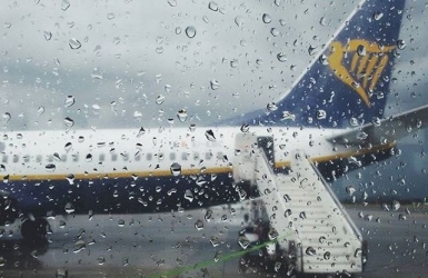 https://www.tp24.it/immagini_articoli/30-06-2026/maltempo-paura-sul-volo-trapani-bologna-aereo-ryanair-dirottato-passeggeri-bloccati-250.jpg