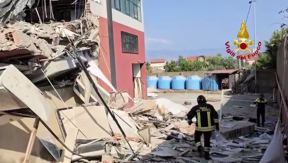 https://www.tp24.it/immagini_articoli/30-07-2026/1785427536-0-crolla-una-palazzina-a-messina-si-temono-vittime.jpg