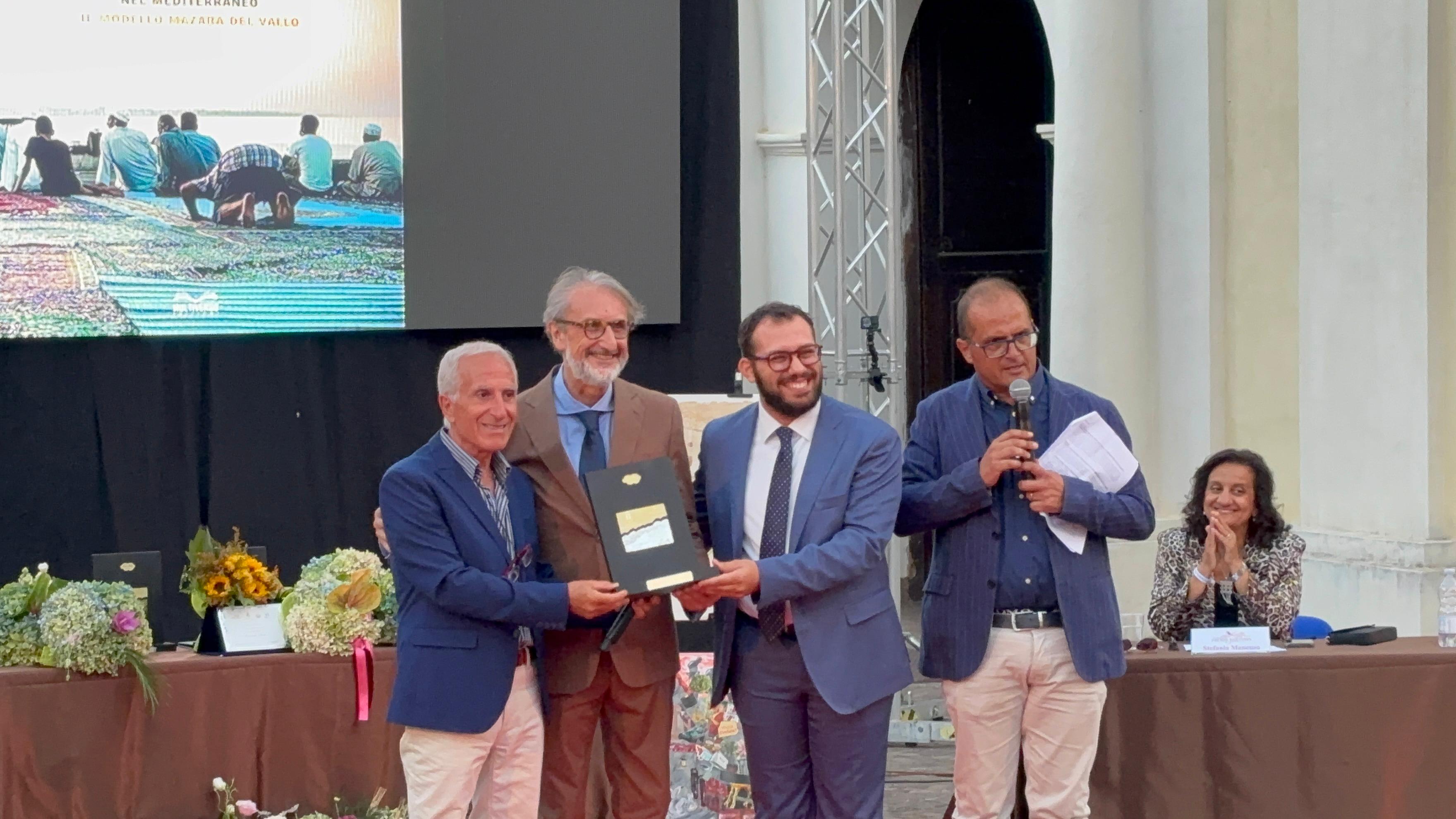 https://www.tp24.it/immagini_articoli/30-08-2025/1756584545-0-ammare-dei-mazaresi-marrone-e-messina-conquista-il-secondo-posto-al-premio-kerasion.jpg