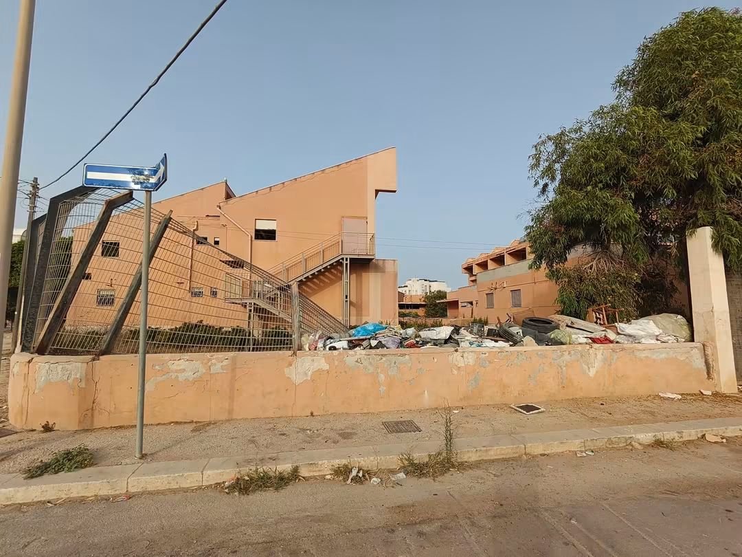 https://www.tp24.it/immagini_articoli/30-08-2026/1788111292-0-trapani-ex-palestra-de-rosa-vandali-e-rifiuti-la-struttura-ostaggio-del-degrado.jpg