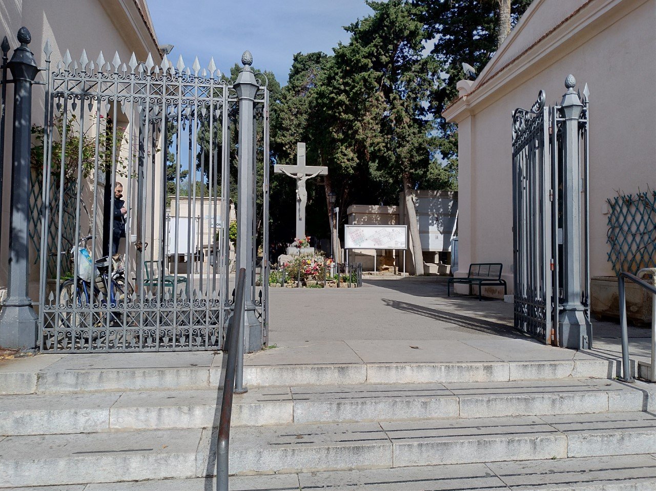 https://www.tp24.it/immagini_articoli/30-09-2026/1790790928-0-trapani-emergenza-loculi-al-cimitero-revocate-287-concessioni-per-recuperare-posti.jpg