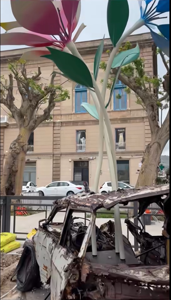 https://www.tp24.it/immagini_articoli/30-10-2025/1761859852-0-trapani-il-nuovo-monumento-flowers-132-divide-la-citta-ancora-prima-dell-inaugurazione.jpg